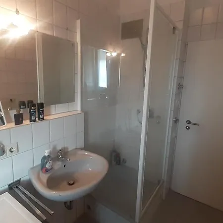 3 Privat Freie Zimmern Hotel *